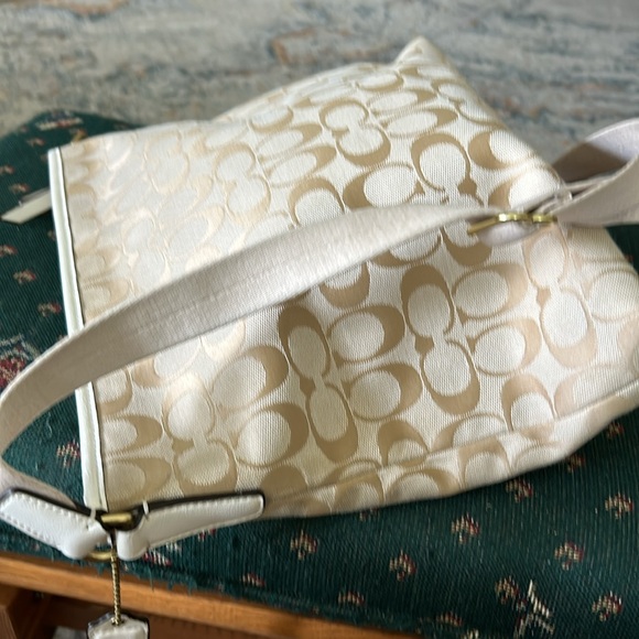 Coach canvas signature bag, bees, trimmed in white, leather cross bodwitj tag - Picture 8 of 10